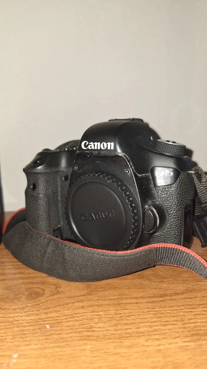 Canon 6D (Corpo) + Acessórios 