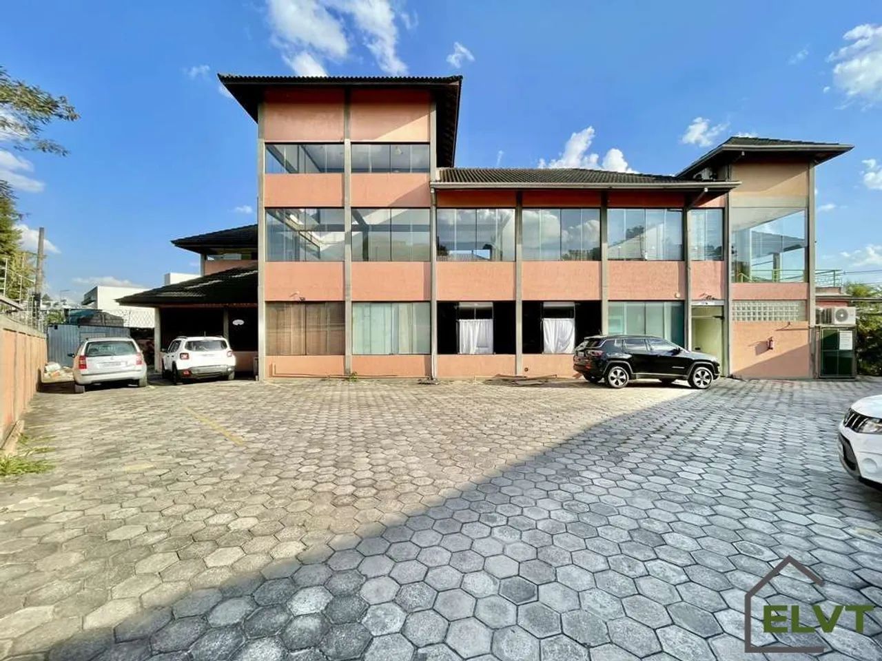 Prédio Comercial na Granja Viana | Galeria Mercato com 21 Vagas e Renda