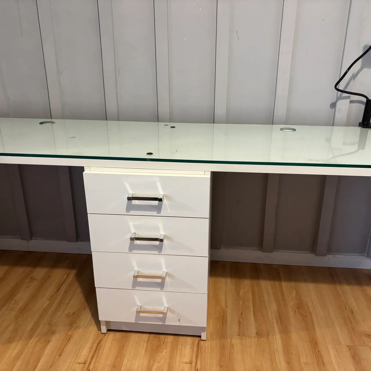 Bancada de quarto de MDF branco com vidro 