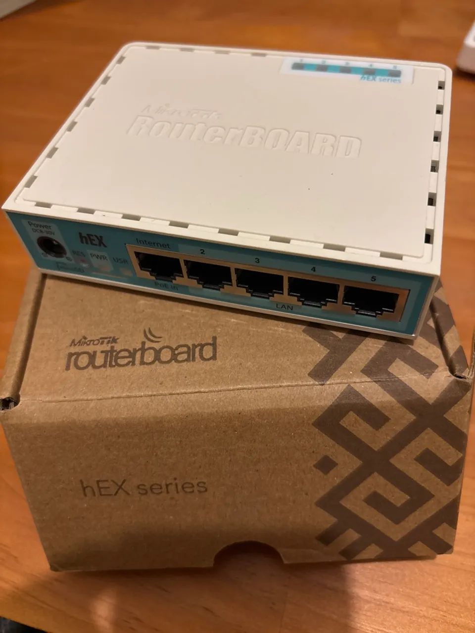 Mikrotik RB750Gr3 Gigabit - Perfeito estado