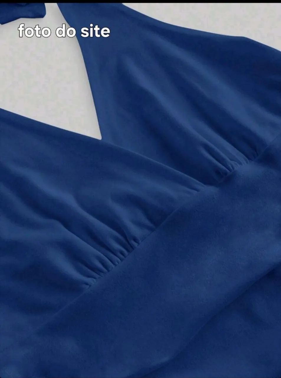 Blusa azul com alcinha de amarrar e meio decote na frente. - Foto 3