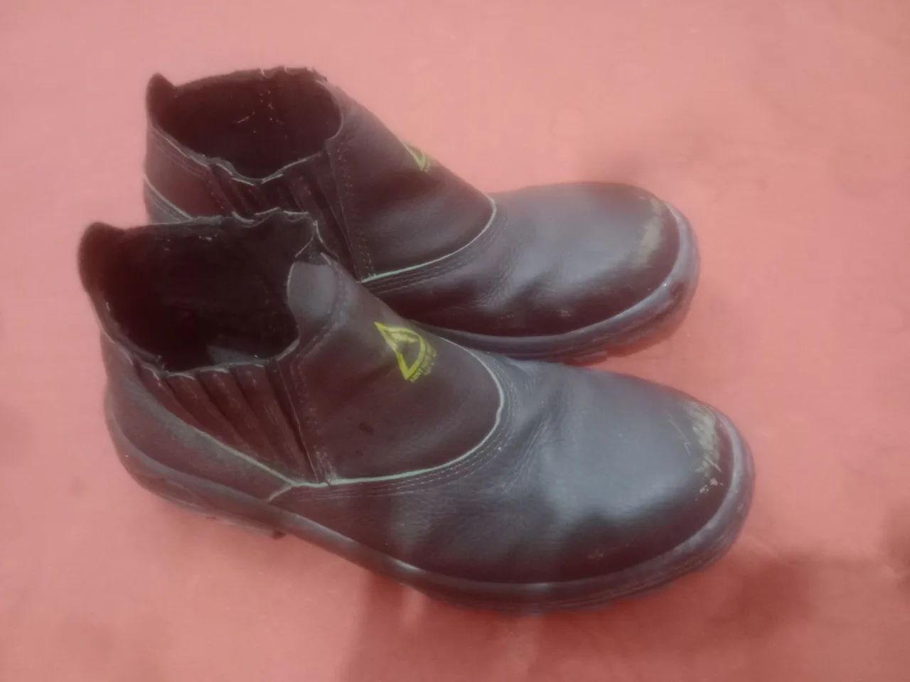 Vendo 1 bota semi nova 
