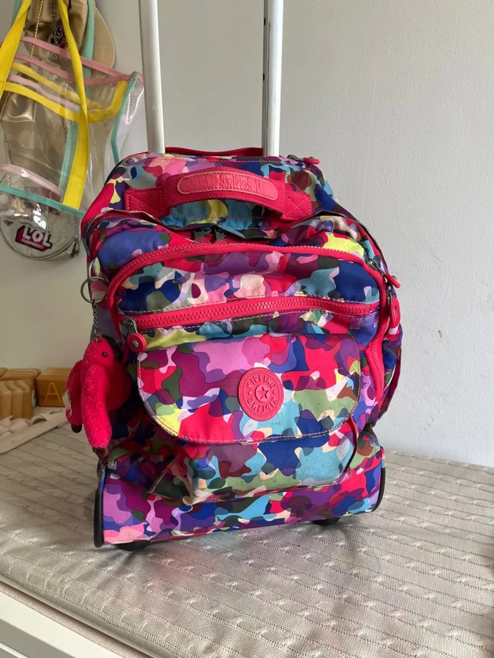 Mochila de rodinha kipling colorida