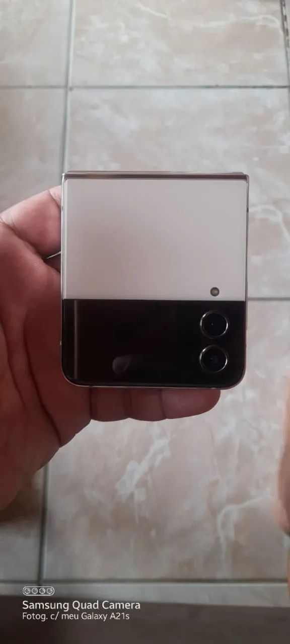 Vende-se um zflip 4 com defeito no flex 