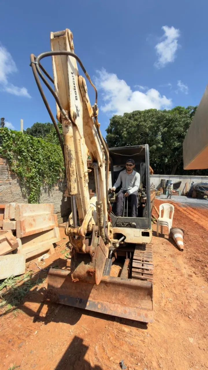 MINIESCAVADEIRA BOB CAT E35  - Foto 4