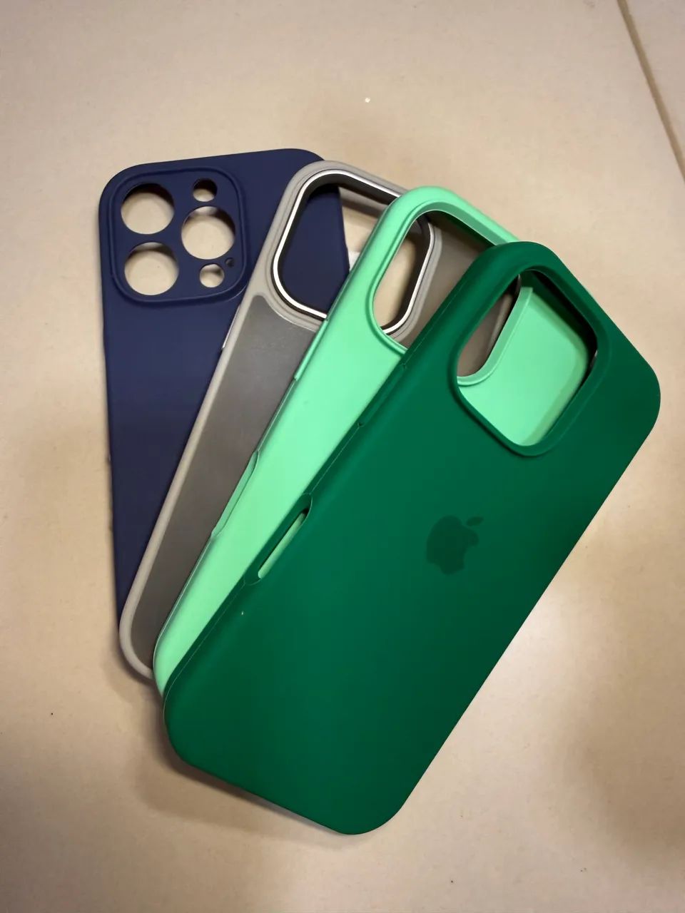 iPhone 16 Pro Capas MagSafe e Silicone aveludada kit com 10 capas 