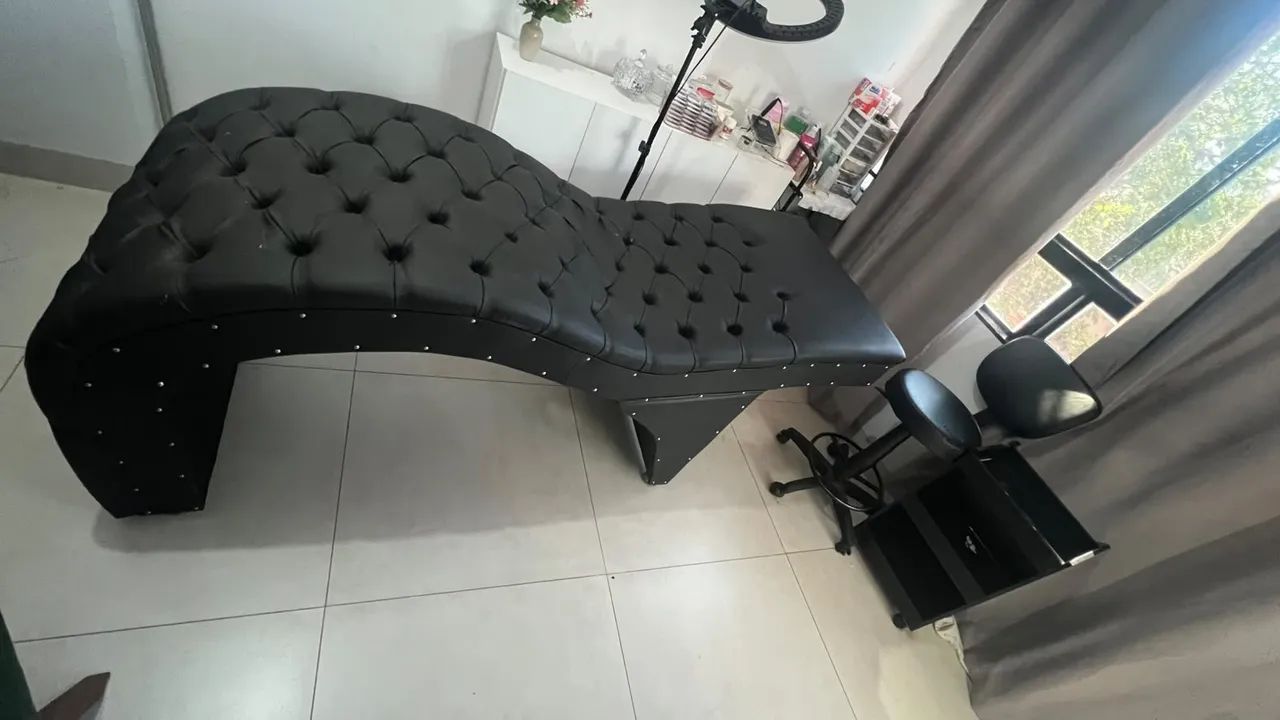Vendo uma maca de luxo bem conservada acompanha uma cadeira e um carrinho 