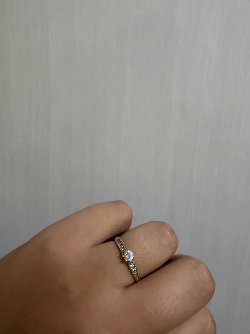 Anel Solitário de Prata com Aro Cravejado lumae - Foto 2