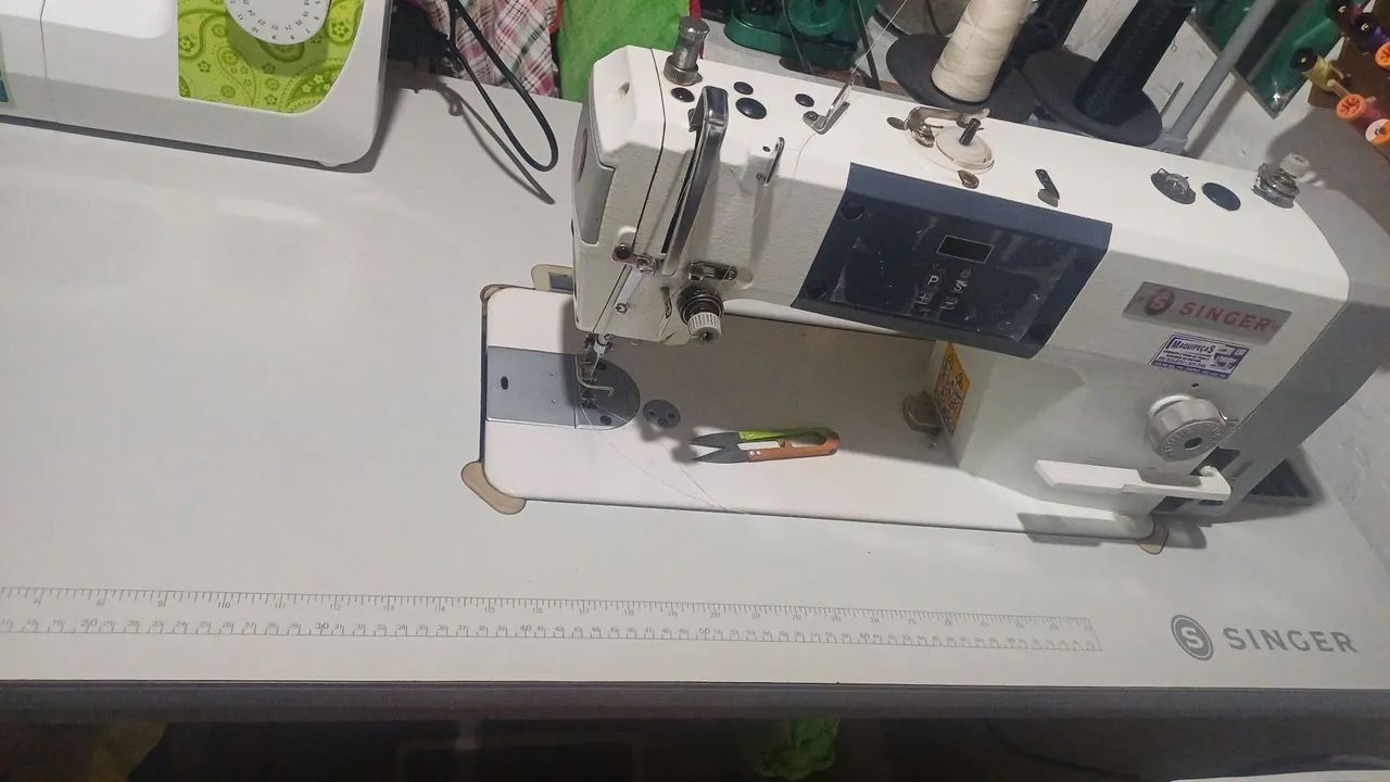 Máquina reta industrial direct drive Singer 