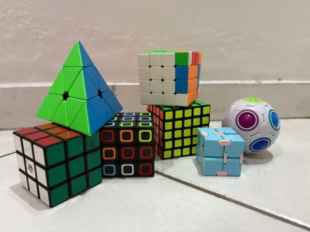 Kit de 7 cubos mágicos variados