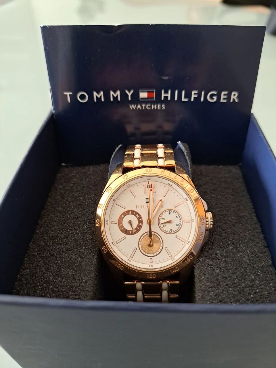 RELÓGIO  TOMMY HILFIGER - FEMININO - PULSEIRA AÇO  DOURADO