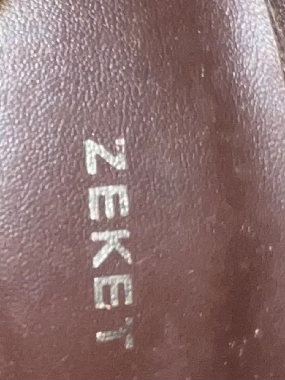 Bota de couro Zeket nº 35 - nova - Foto 4