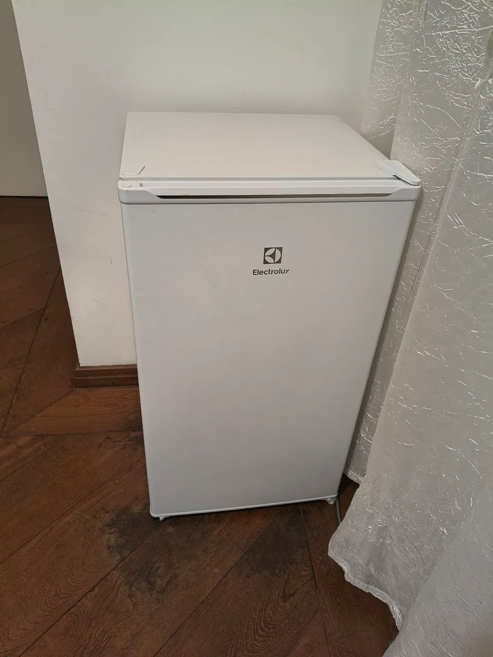 Frigobar 90 litros Eletrolux 