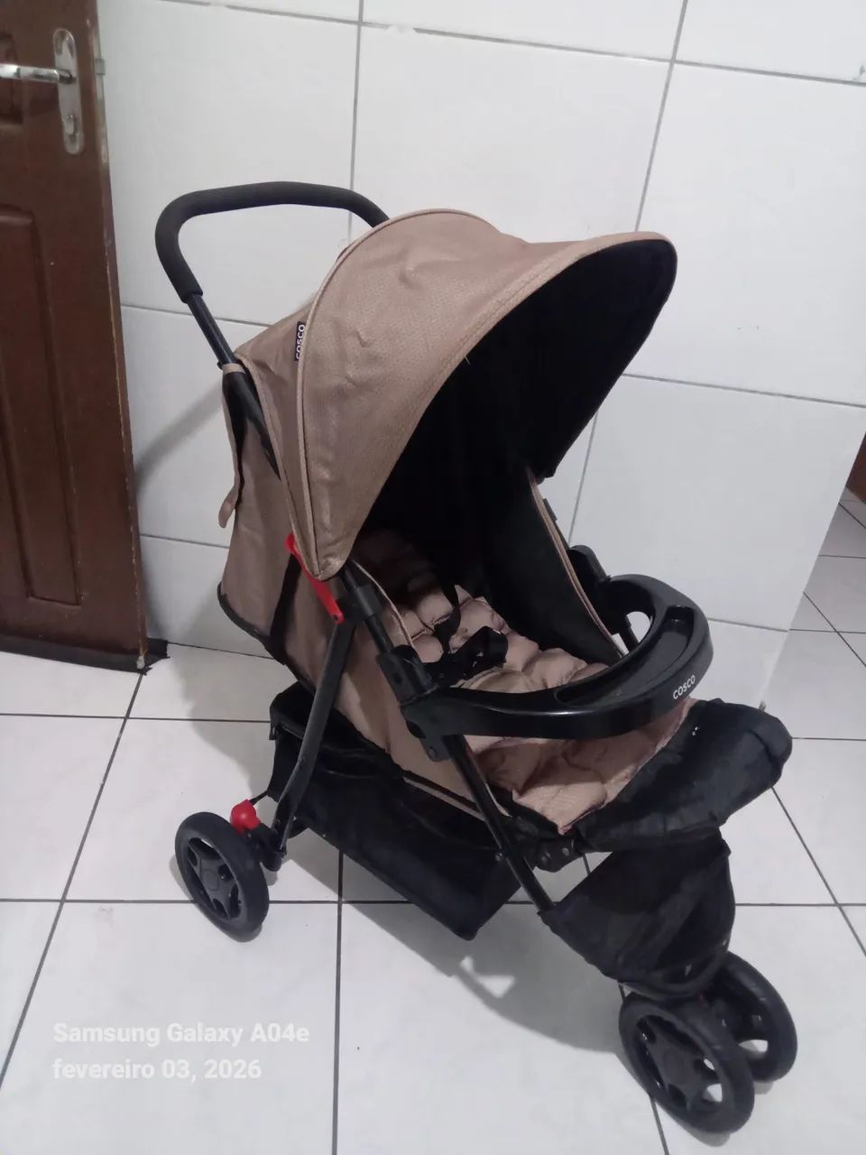 Carrinho de bebê cosco semi Novo unissex  - Foto 2