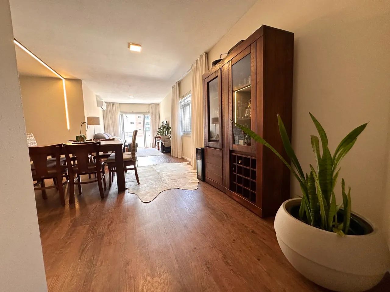 Apartamento amplo à venda em Coqueiros - 148 m², 3 dormitórios e suíte - Foto 2