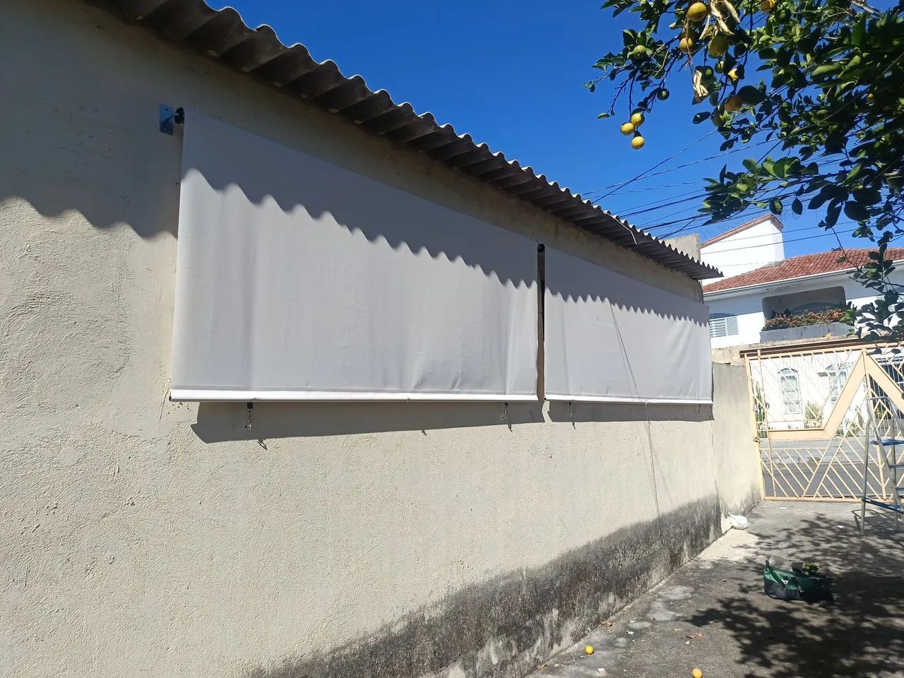 Toldo de mola com tela solar