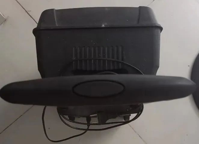 Caixa de Som preta com rodinhas 
