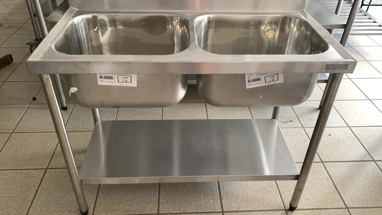 1 pia nova pequena, com 2 cubas 