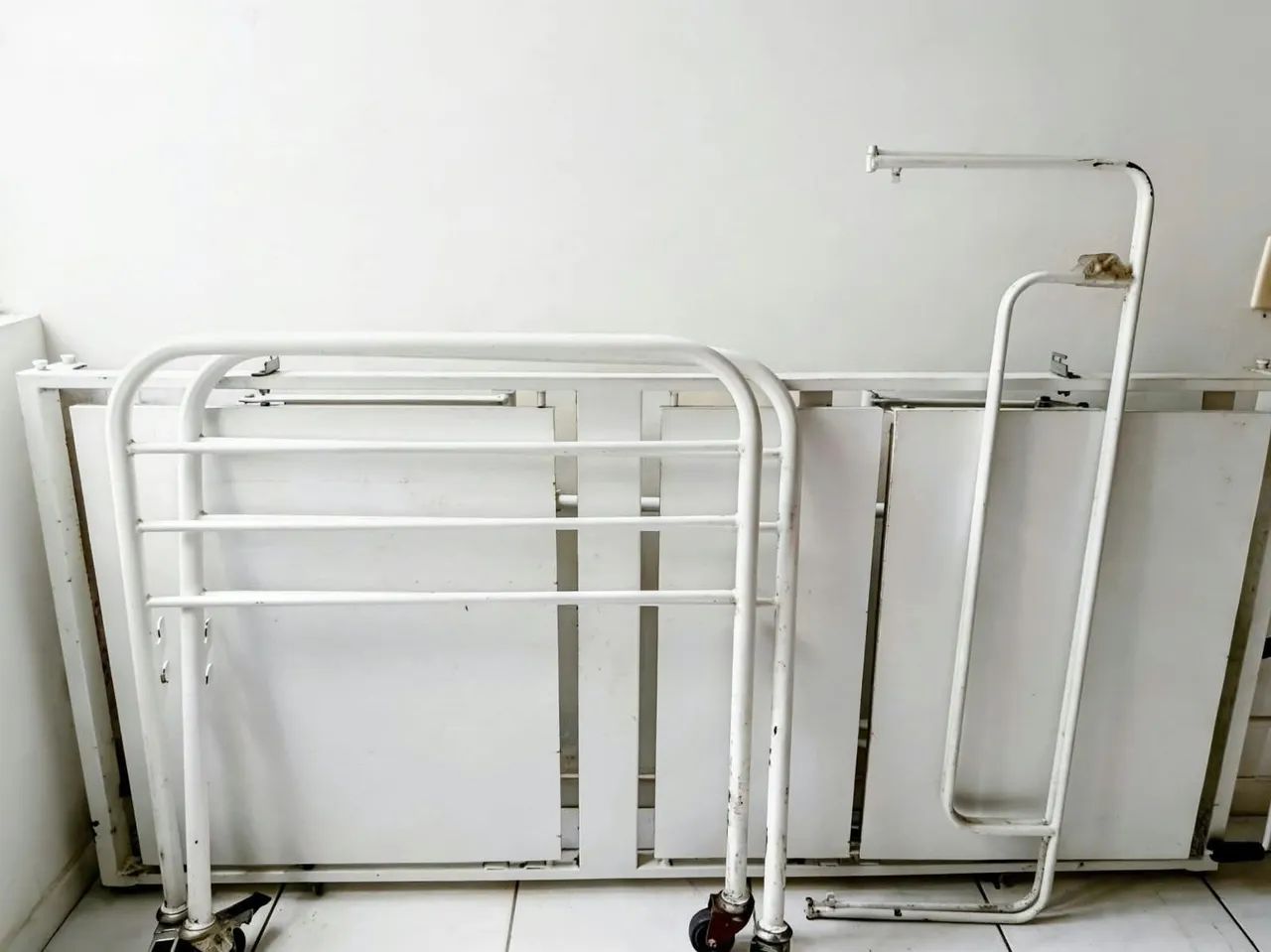 Cama Hospitalar com 2 Movimentos (Manivelas) - Excelente Estado e Fácil de Transportar - Foto 2