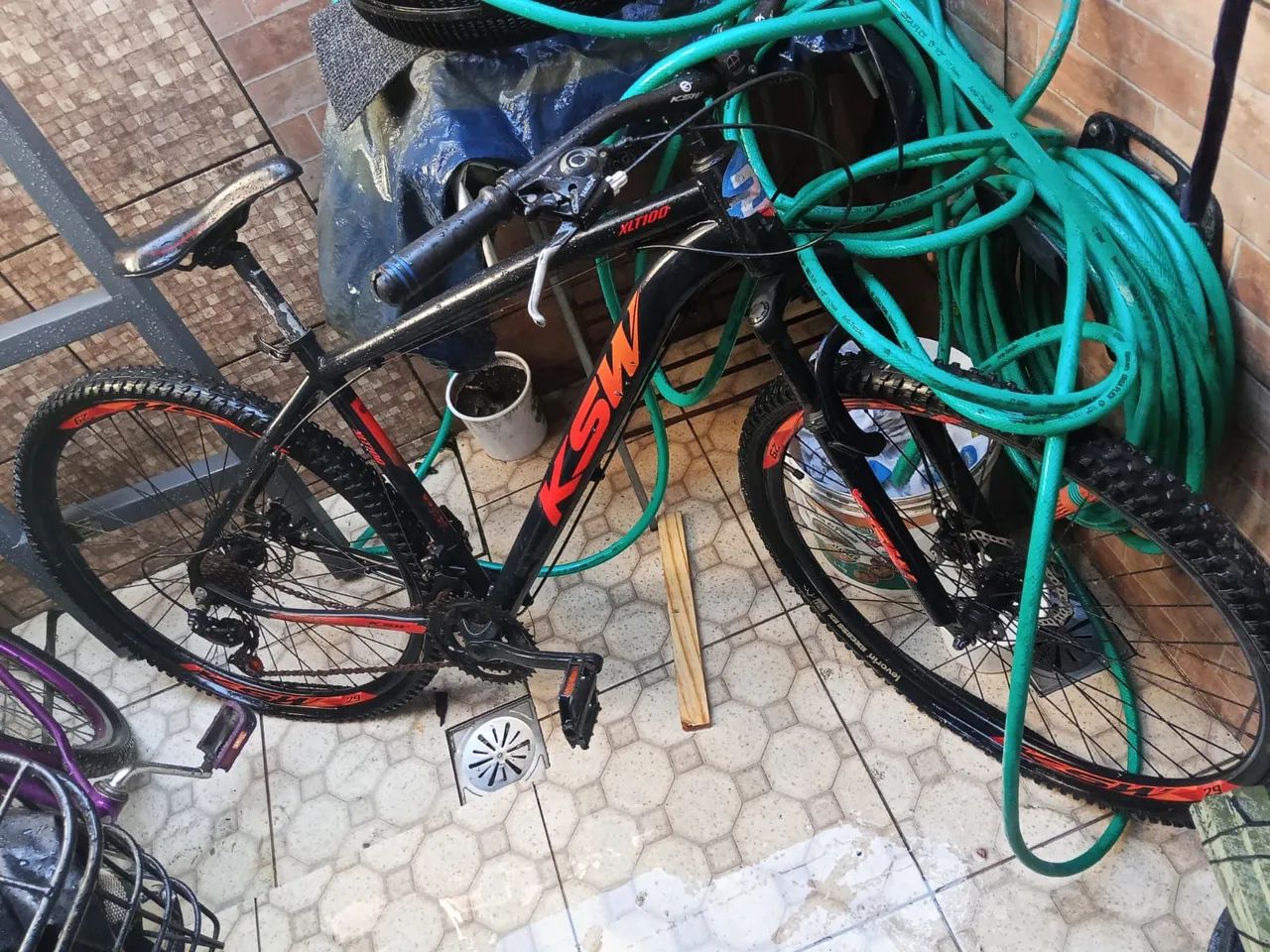BICICLETA ARO 29 COM O CUBO DO PNEU DE TRÁS QUEBRADO