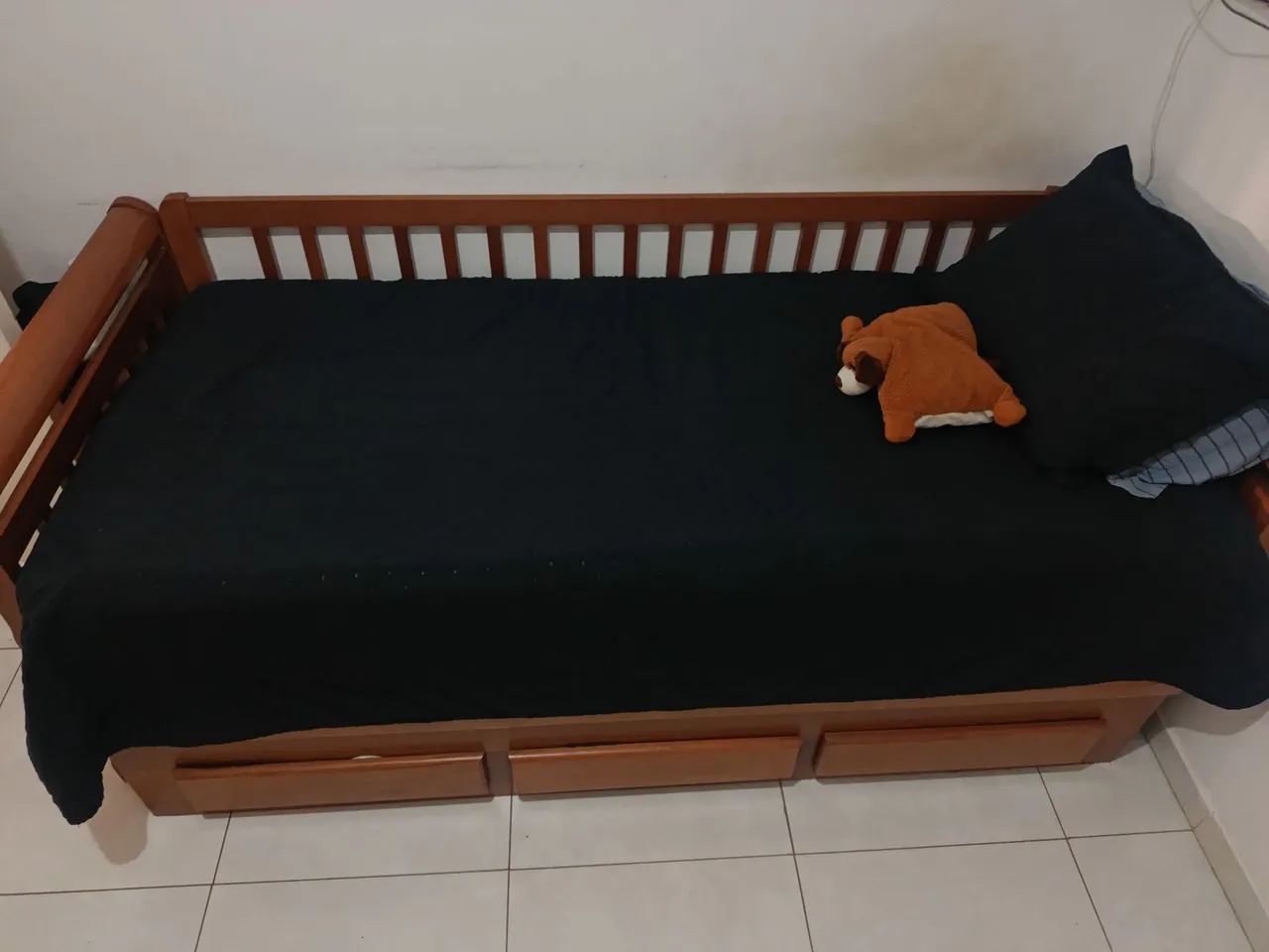 Bi cama com 3 gavetas e acompanha o colchão de cima