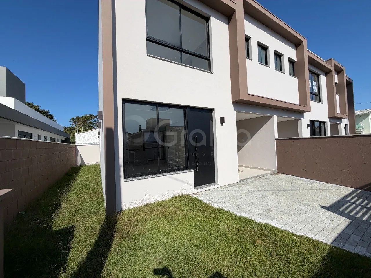 Casa geminada nova, de ponta , no Carianos de 2 andares, living integrado e 3 dorm com suí - Foto 2