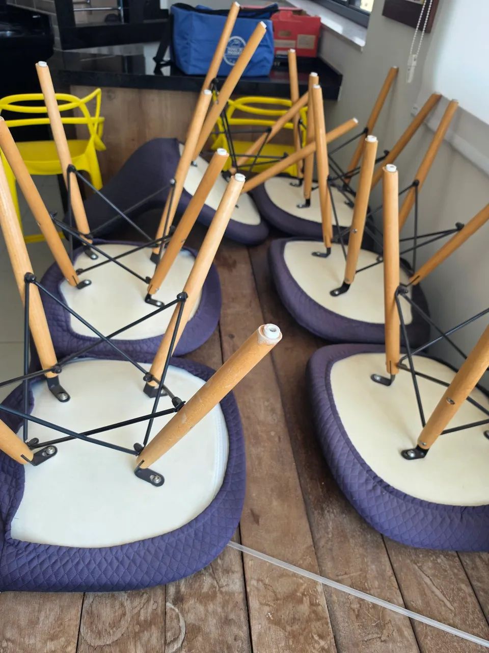 Cadeiras Claras Courino Estilo Eames Jogo com 4 - Foto 4