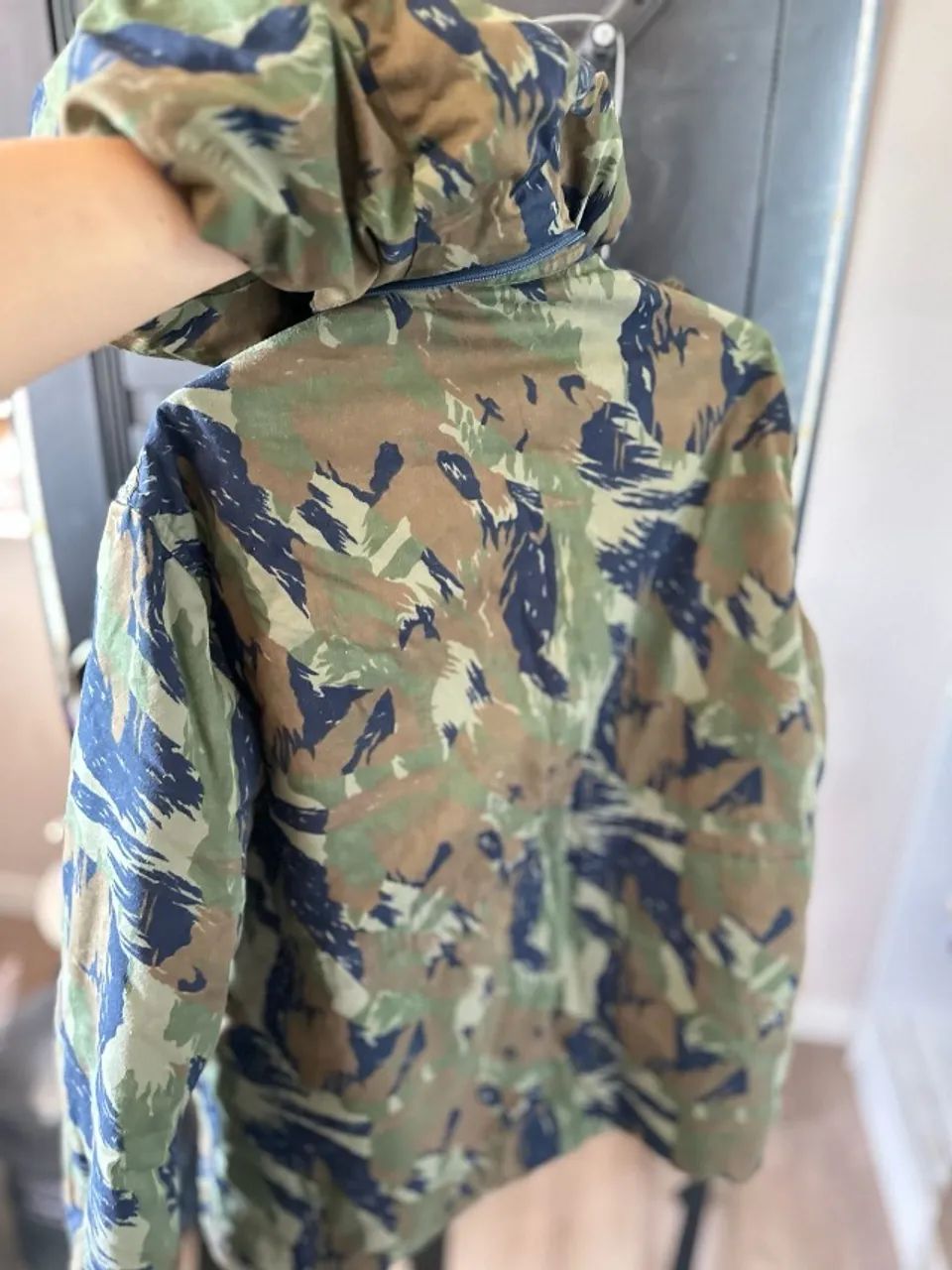 Jaqueta camuflada verde com capuz, uniforme original - Foto 4