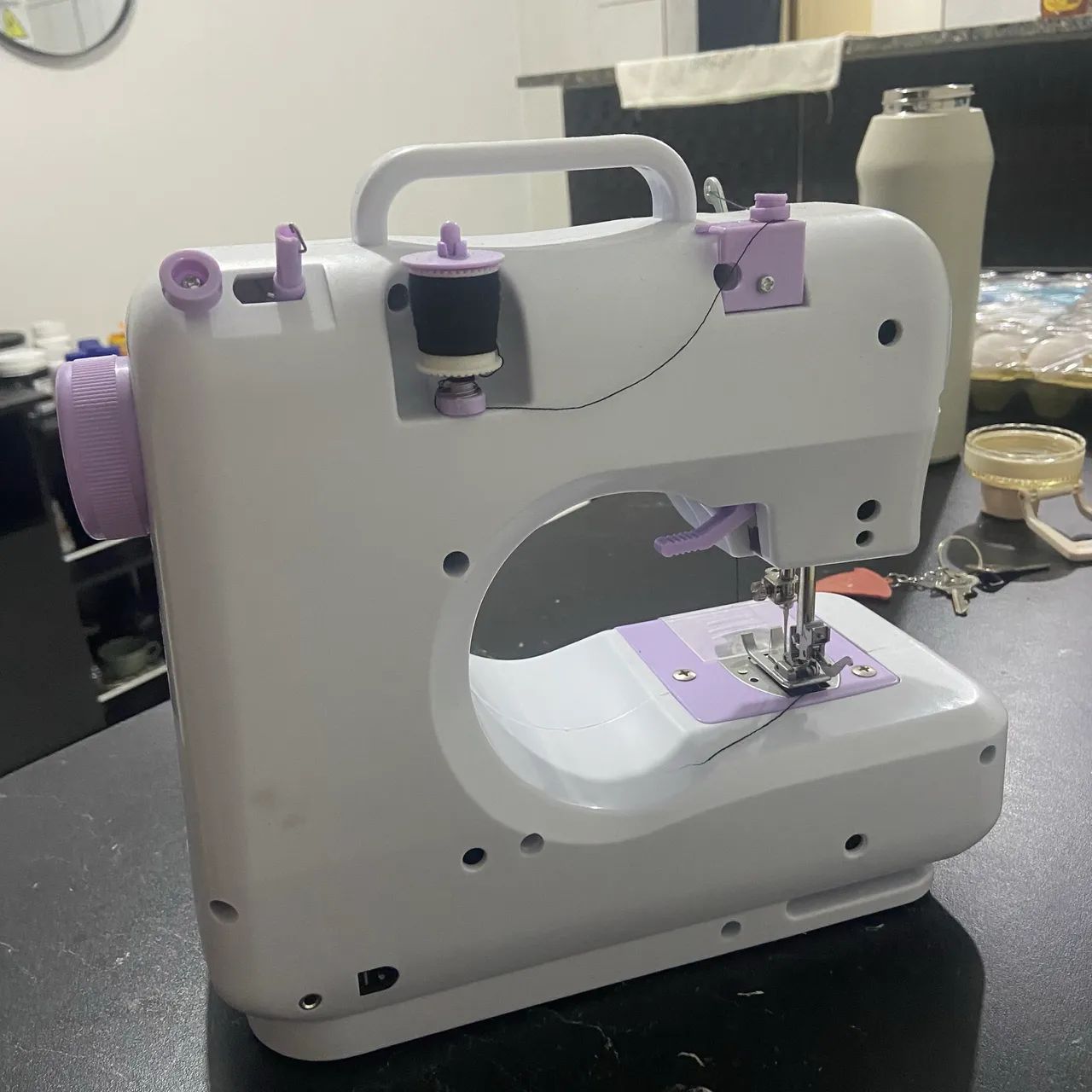 Vendo máquina de costura nunca usada com todos os acessórios, linha, carregador, pedal. - Foto 4