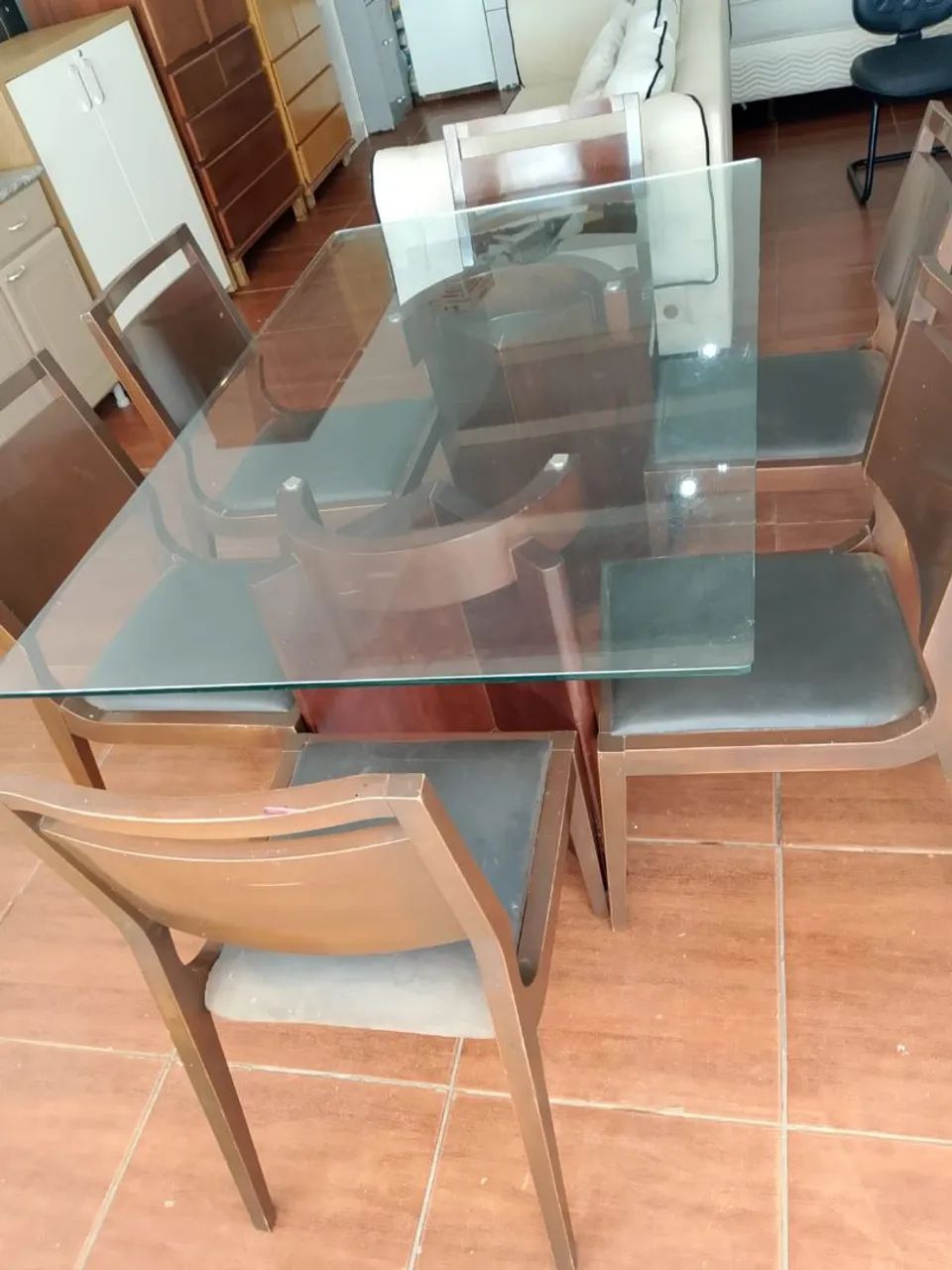 MESA DE MADEIRA COM TAMPO DE VIDRO CONSERVADA  - Foto 4