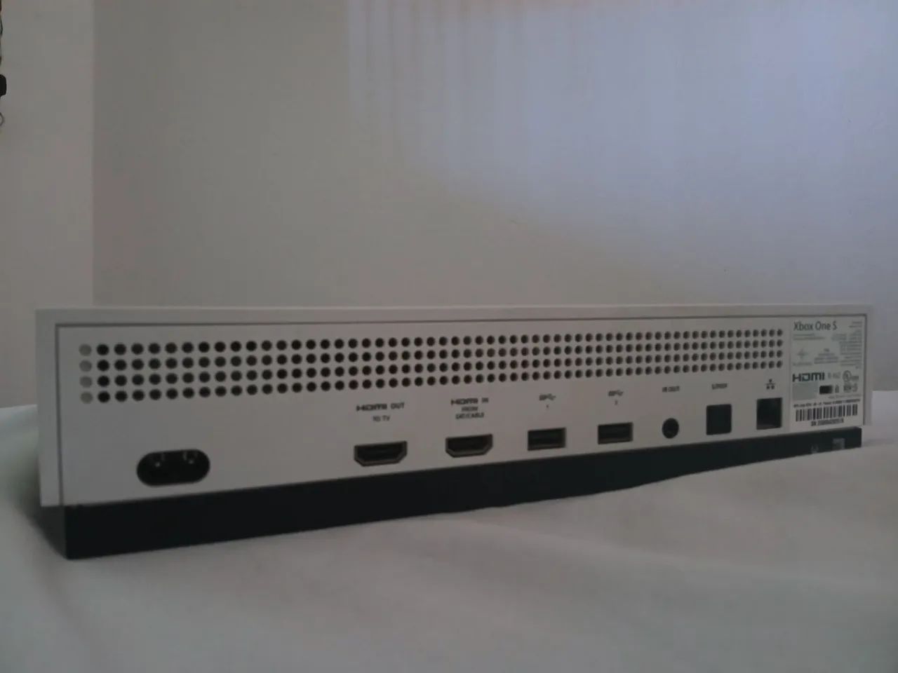 Xbox One S 1TB - Completo e em ótimo estado. - Foto 2