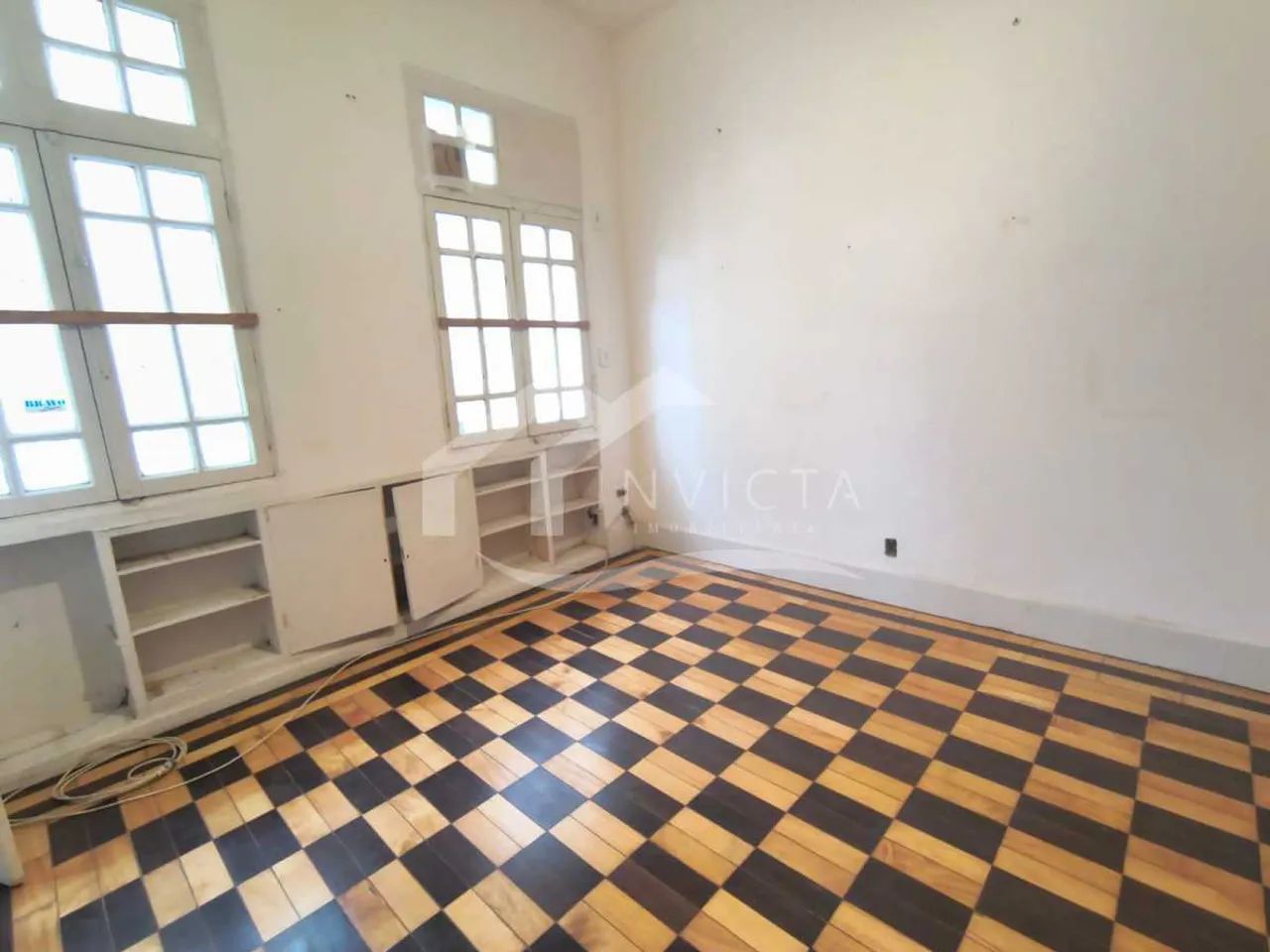 Apartamento de frente, com ótima iluminação e fácil acesso a serviços, lazer e transporte.