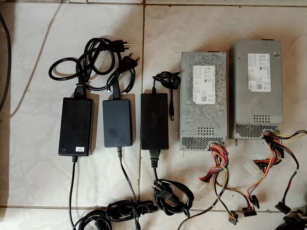 Vendo peças de computador: fonte, HD e cooler. 