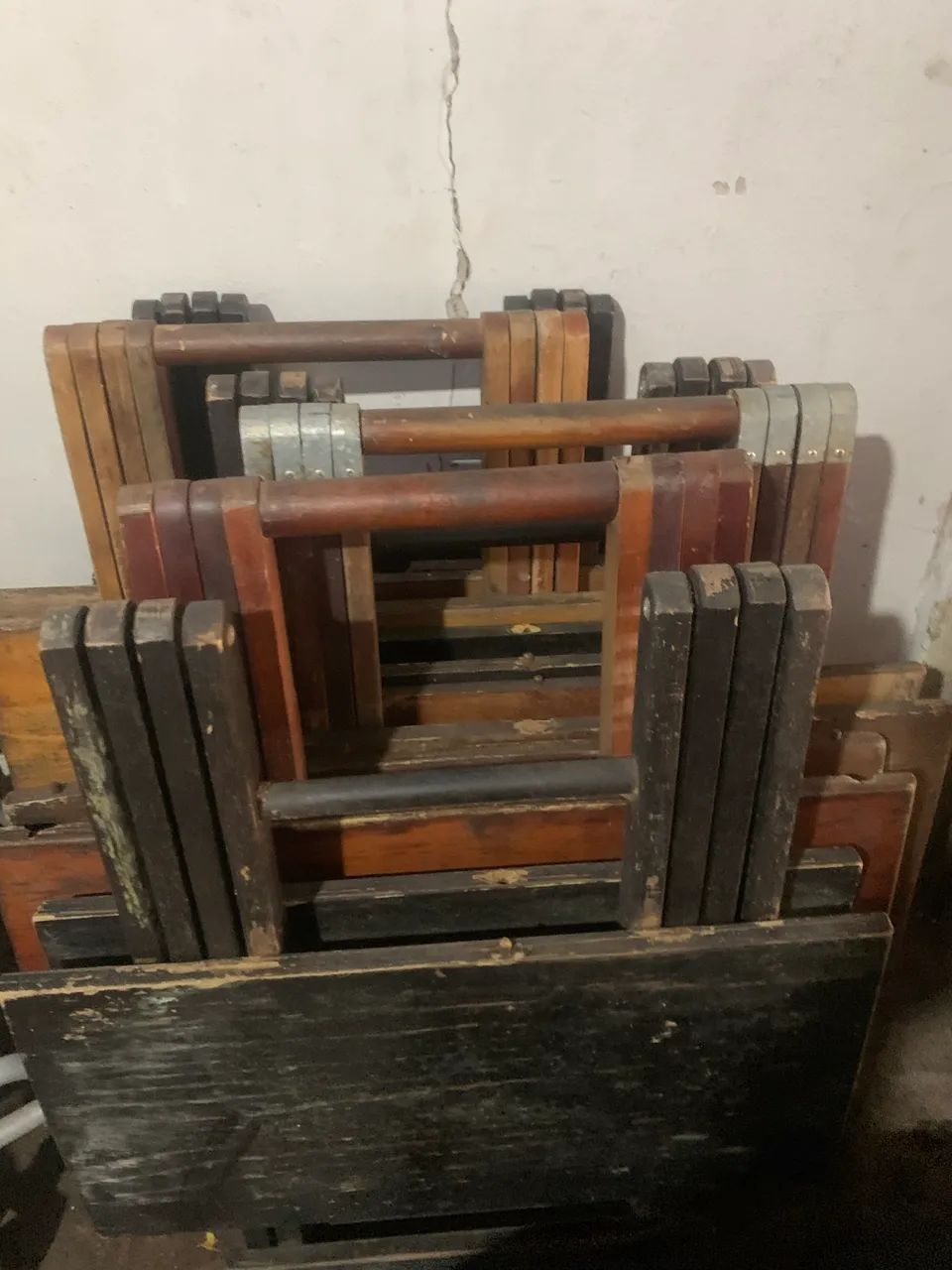 Vendo mesas de madeira 50 reais cada uma - Foto 3