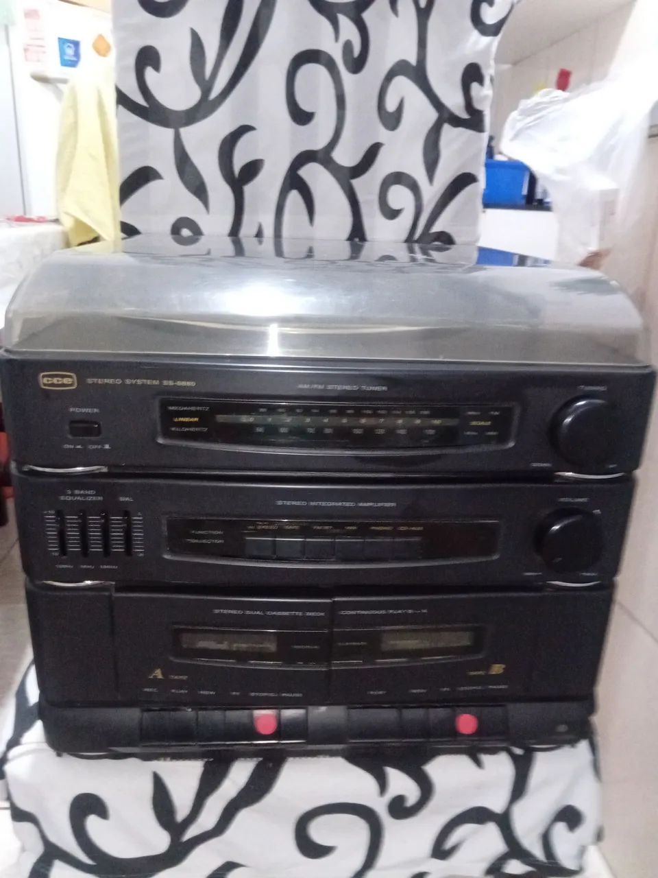 Toca discos, k7 e am fm.  CCE