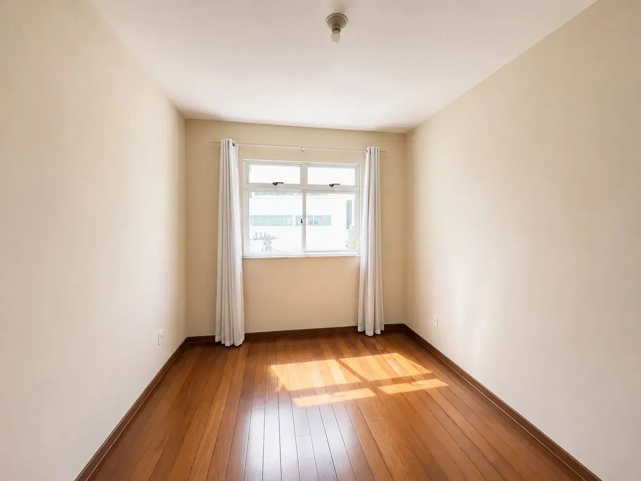 Lindo apartamento no São Mateus com dois quartos e duas varandas e suíte! Prédio com eleva - Foto 4