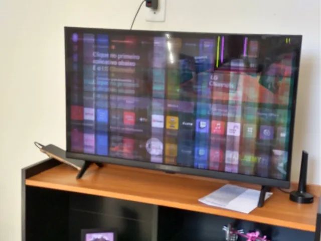 TV LG 32 POLEGADAS COM TELA QUEBRADA.