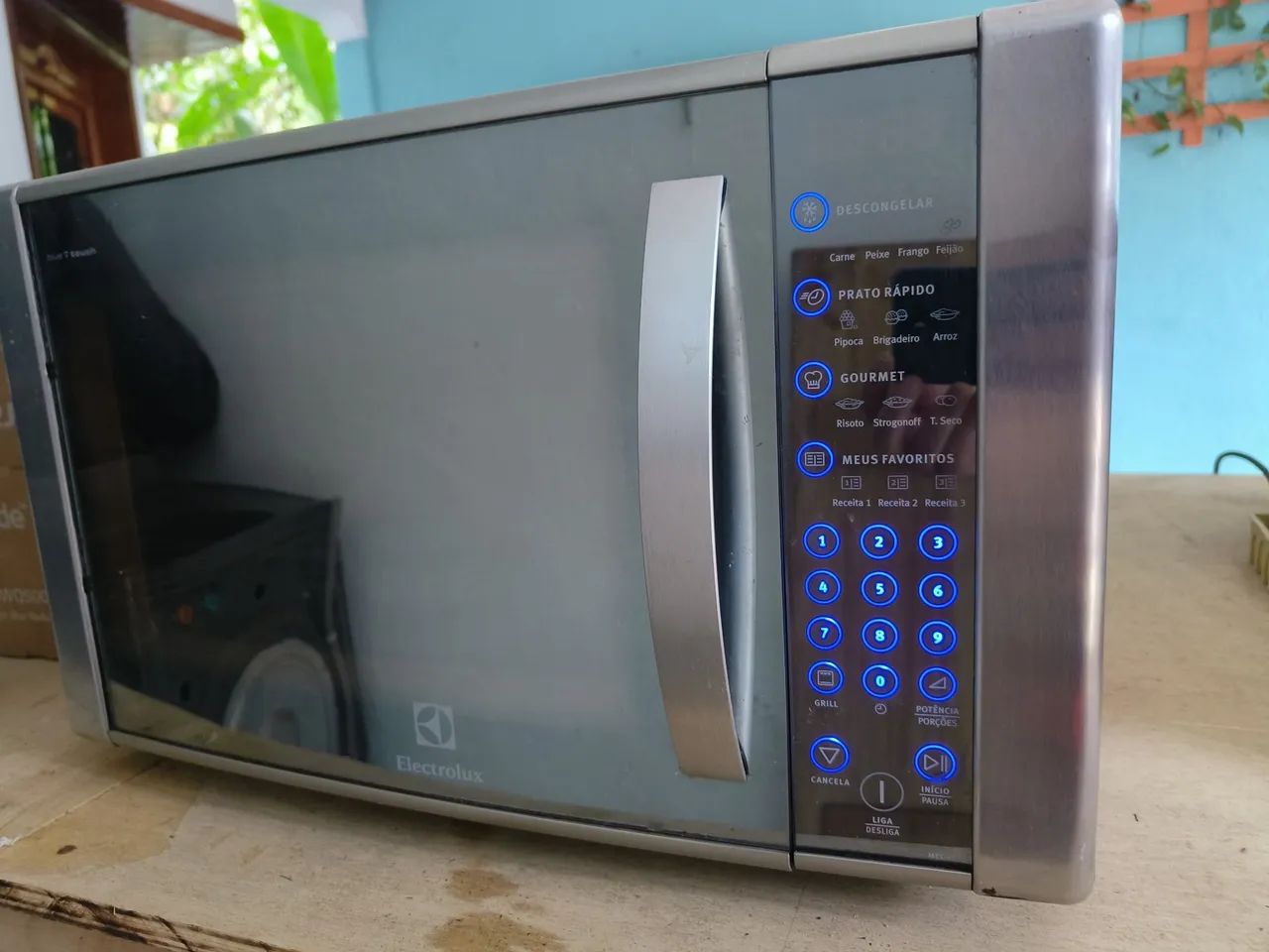 Microondas Electrolux blue touch usado.