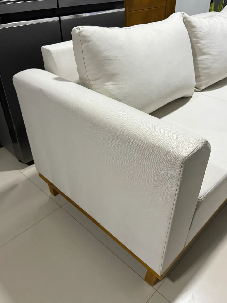 Sofá Living 3 Lugares Suede Resistente Madeira + Almofadas - Foto 2