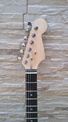 Guitarra Stratocaster padrão Fender  - Foto 3