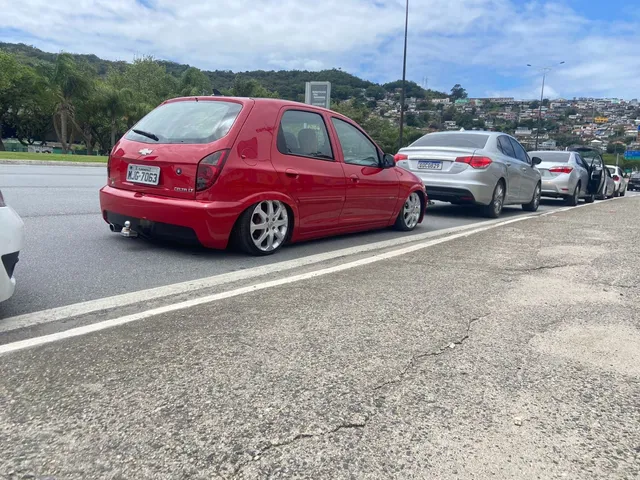 Corsa Hatch rebaixado com rodas Volcano V200 aro 17