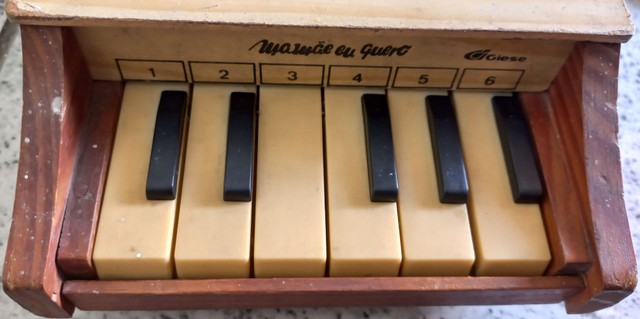 Antigo Piano infantil em madeira - MAMÃE EU QUERO - Todas as teclas