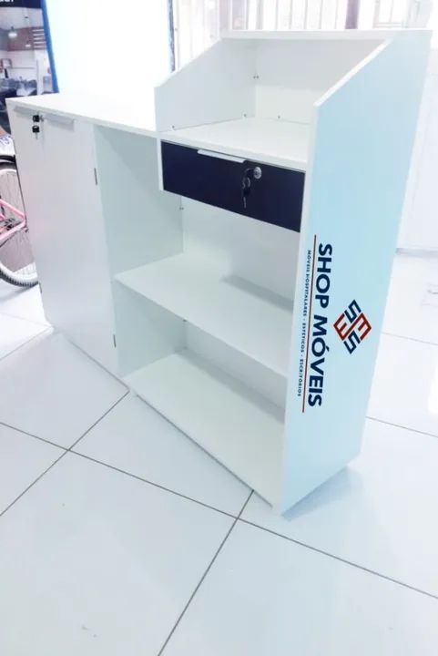 Balcão Caixa Vitrine, com prateleiras de vidro personalizado.  - Foto 3