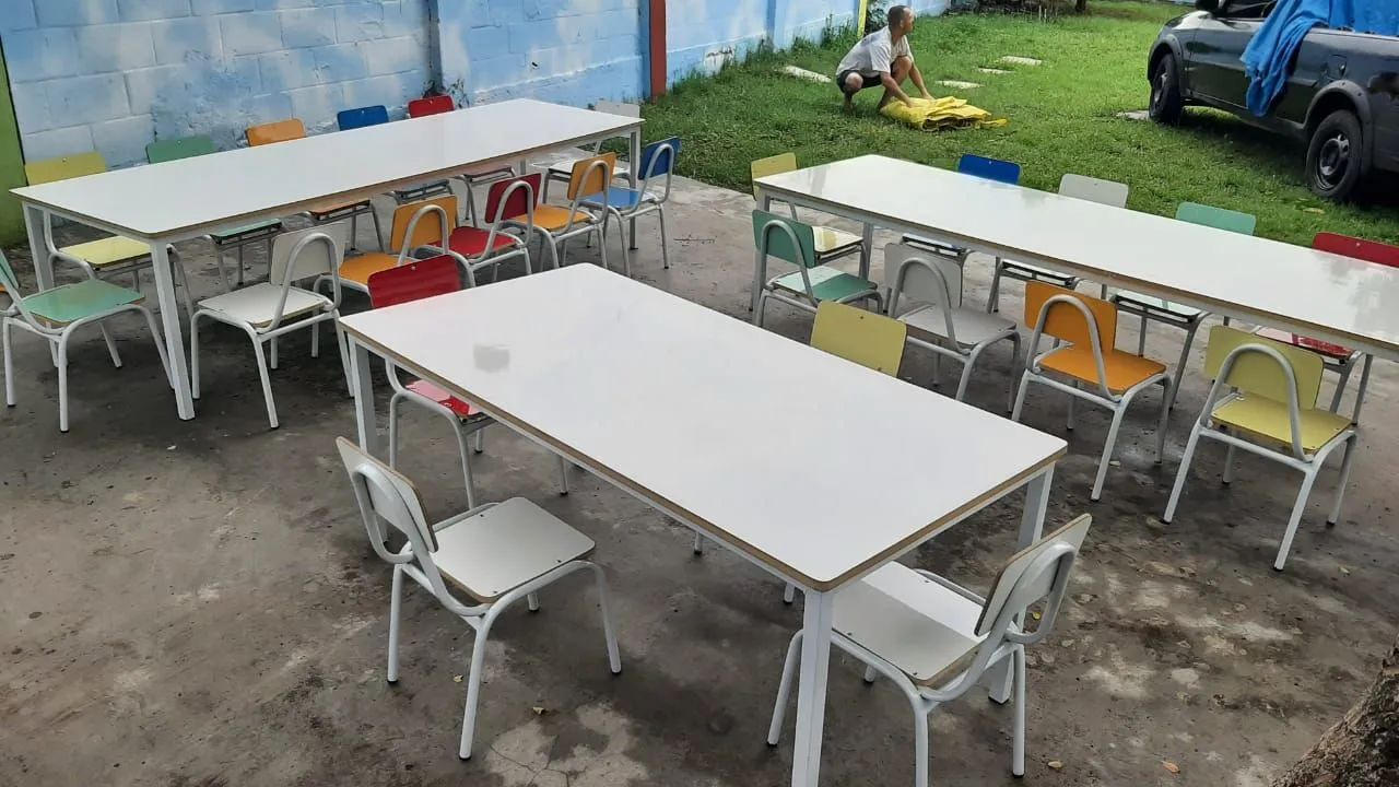 Conjunto de Cadeiras e Mesas para Escola