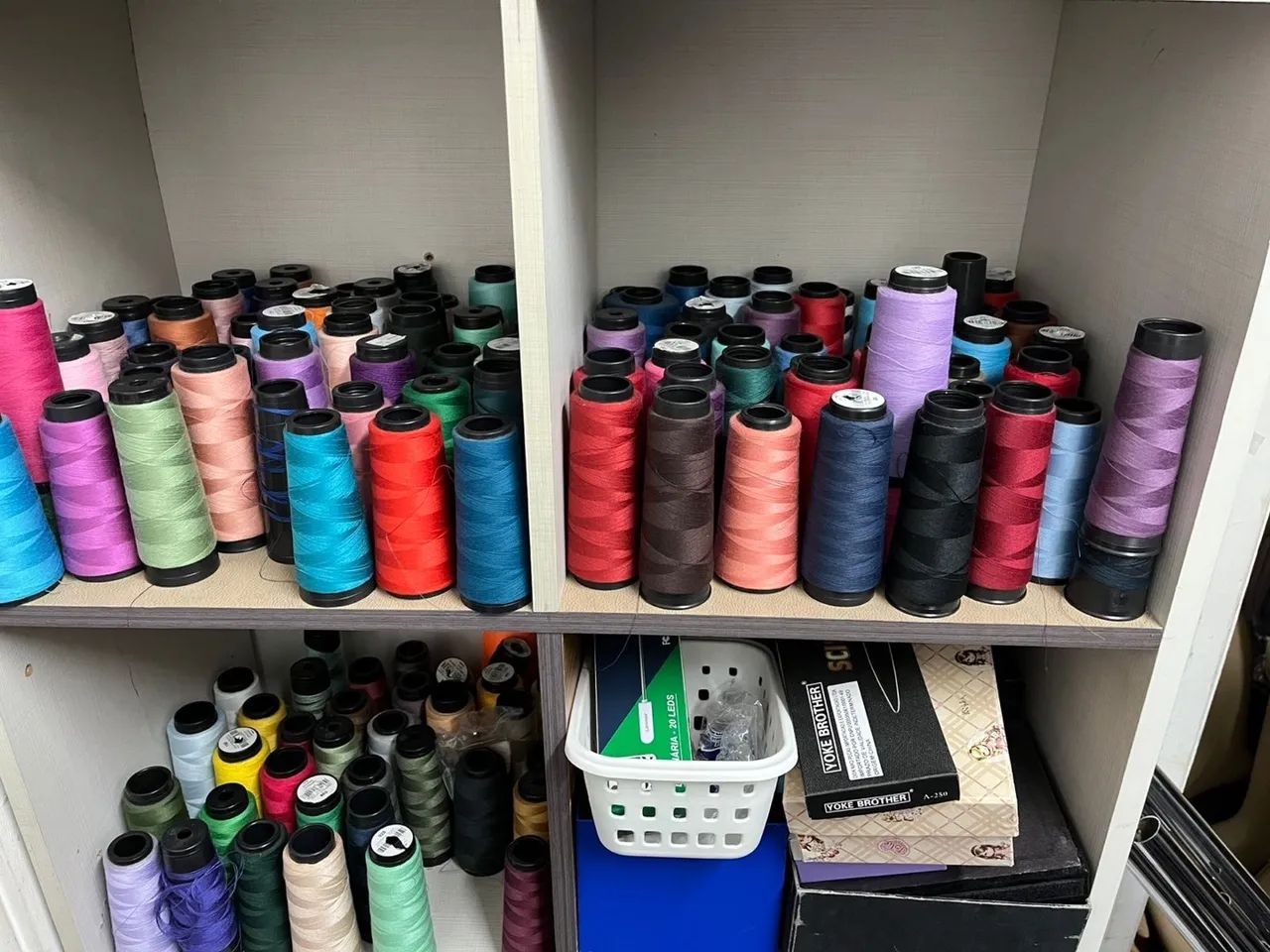 Máquina de costura Siruba,pronta pra uso e Bobinas de linha para máquinas de costura - Foto 4