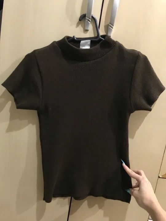 Blusa marrom de gola