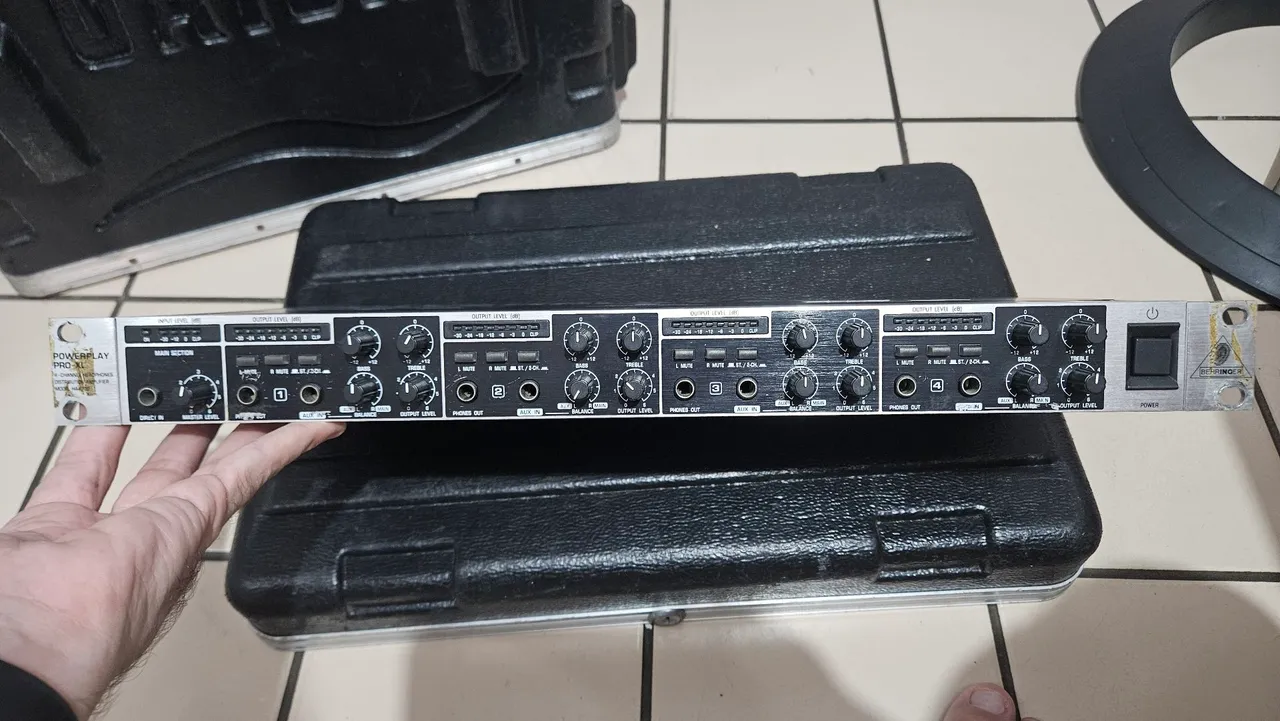 Behringer Powerplay Pro-XL HA4700 - Retorno profissional para fones de ouvidos
