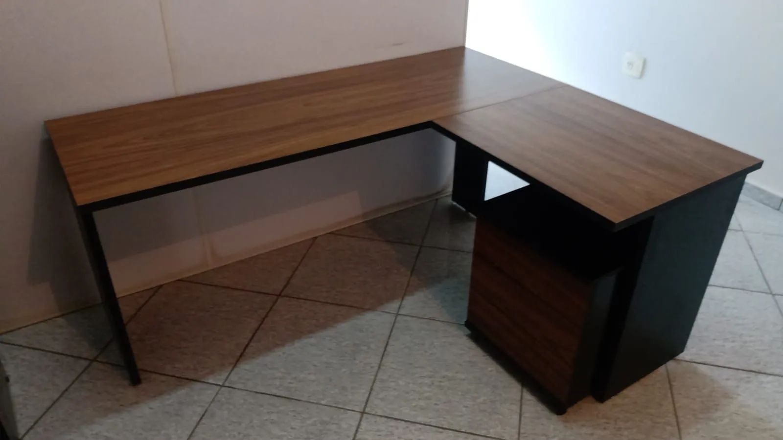 Mesa em l 2 partes amadeirada com base preta  - Foto 3