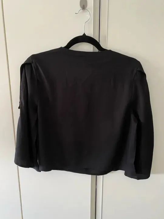 Blusa Dzarm decote em V, tamanho P, cor preta - Foto 2