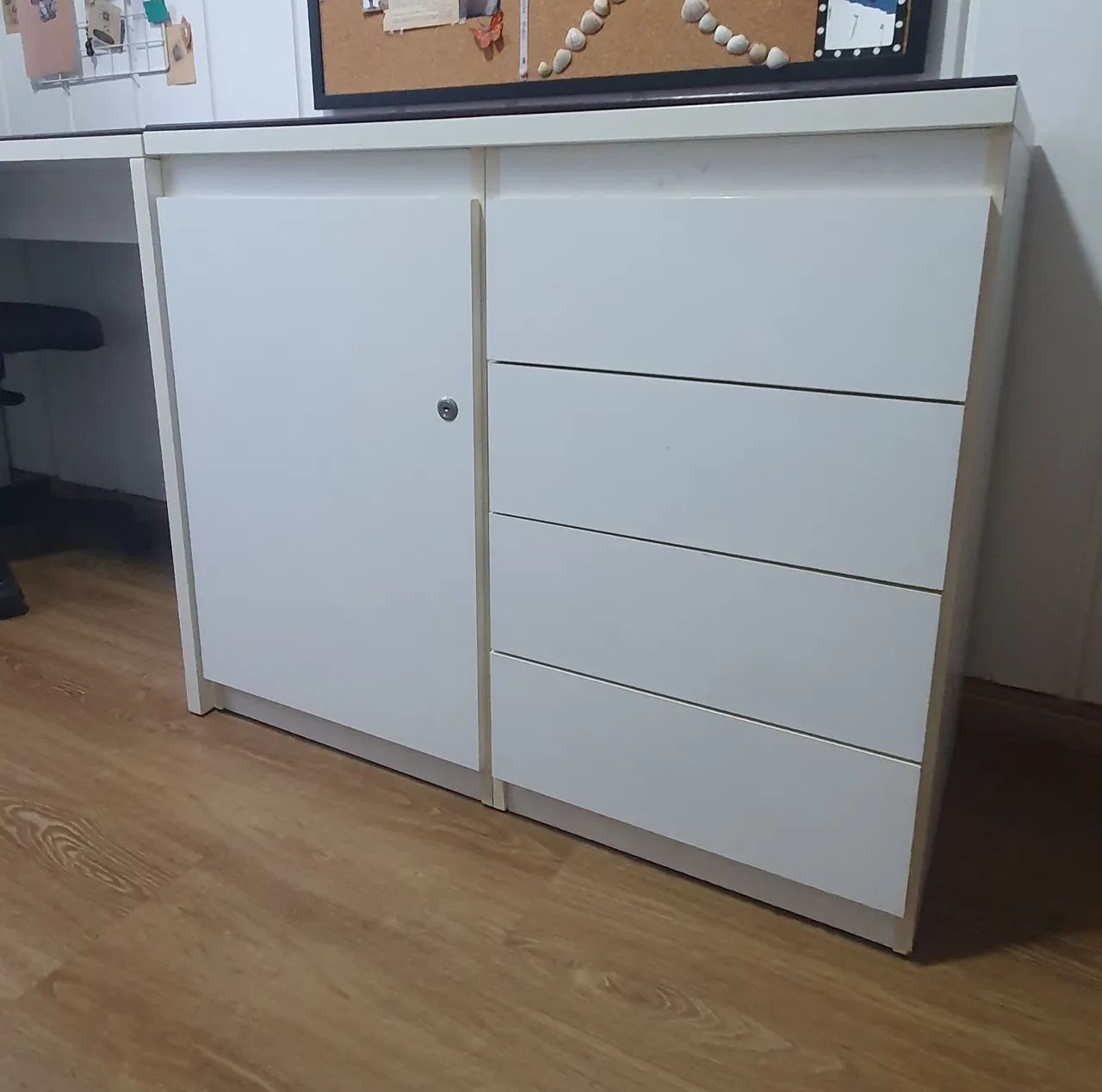 Escrivaninha de madeira com gavetas e tampo de vidro